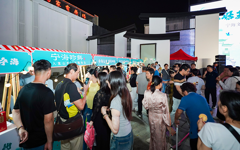 文旅市集人氣旺。陳亞茹攝