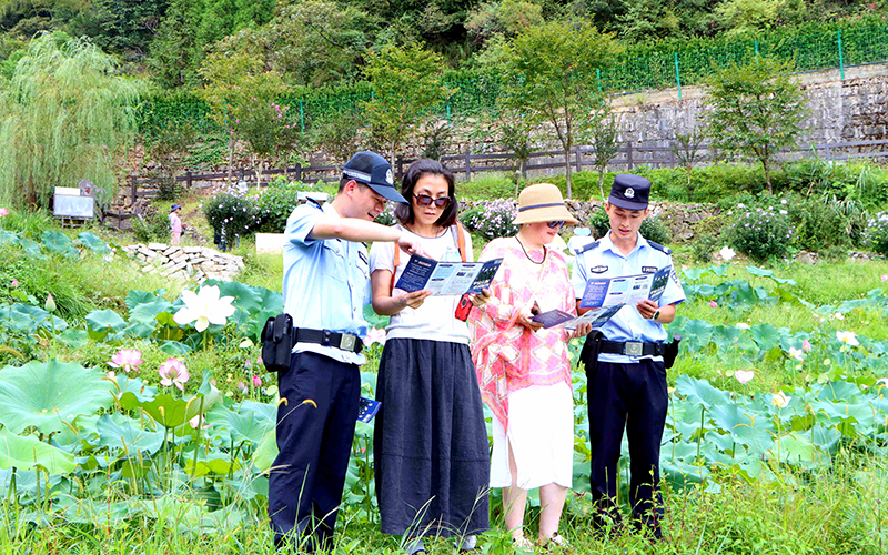 向游客宣傳生態保護知識。李因音攝