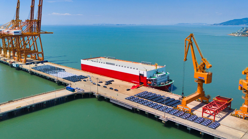 新能源汽車有序裝船。劉偉攝