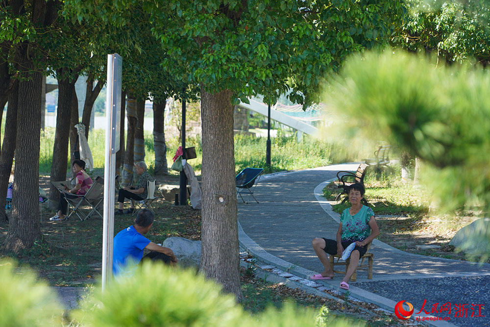 村民在浙江省慈溪市觀海衛鎮雙湖村一處公園納涼休憩。人民網 章勇濤攝