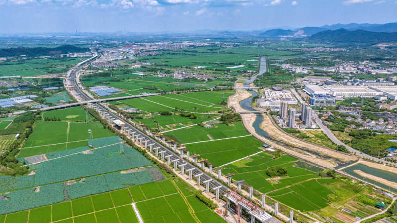 建設中的甬臺溫改擴建寧波南段鄞奉高架橋。李全平攝