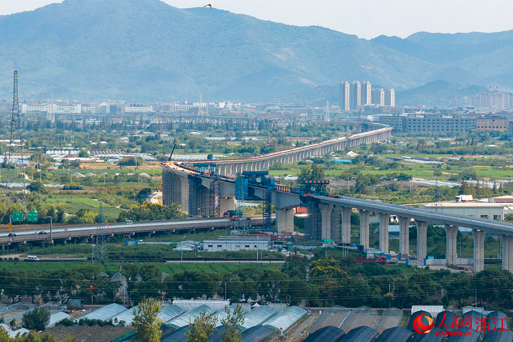 空中俯瞰寧波至慈溪市域（郊）鐵路觀海衛段施工現場。人民網 章勇濤攝