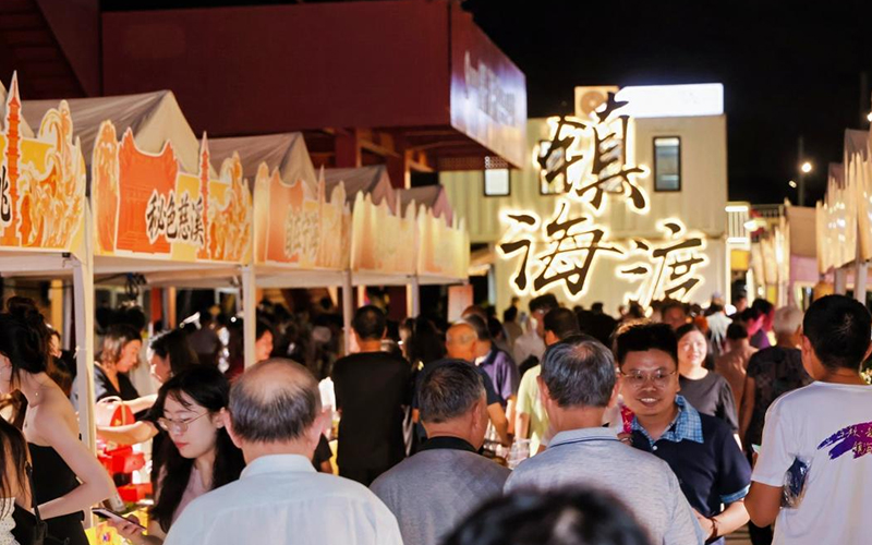 鎮海渡街區內，文旅秋日市集燈火通明。主辦方供圖