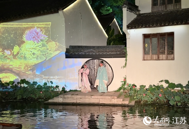 戲曲演員在周莊水道開嗓。人民網 王純攝