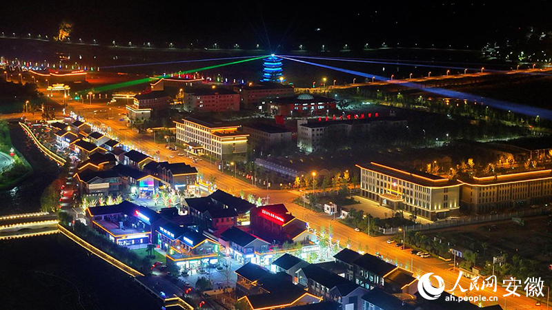 俯瞰春風美酒小鎮夜景。人民網 郭昊攝