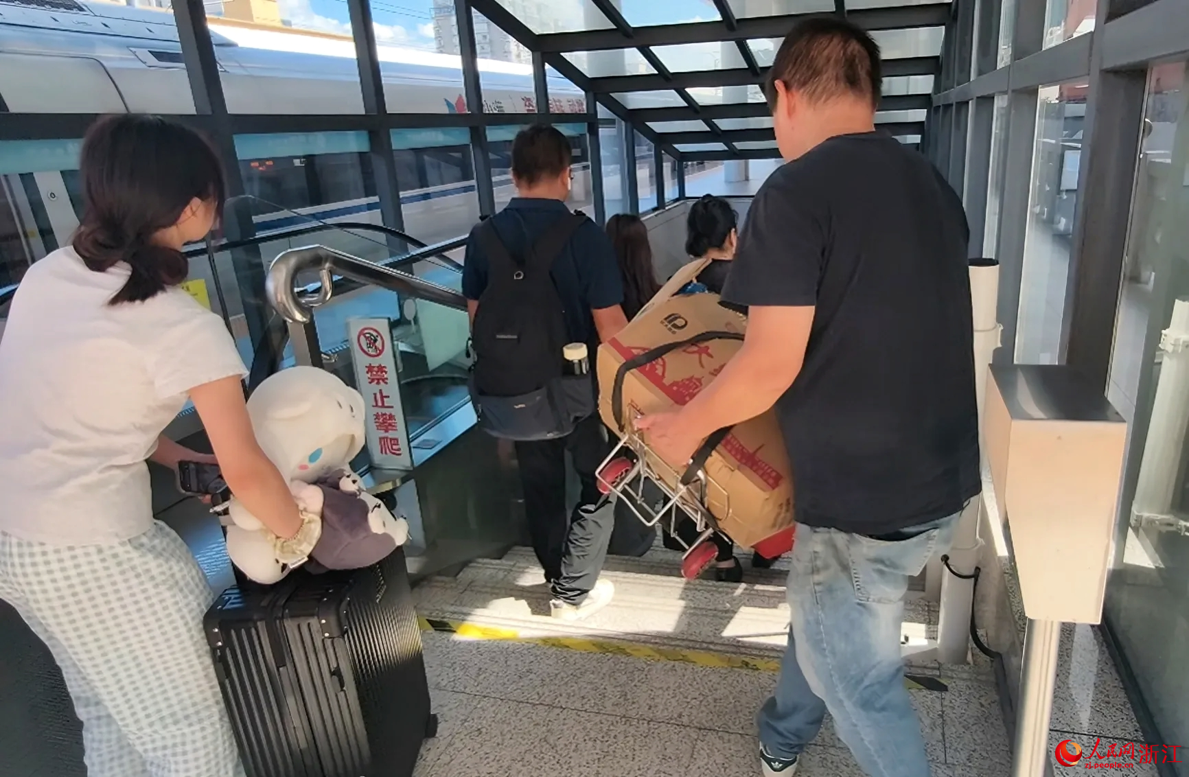 旅客出站。人民網張麗瑋 攝