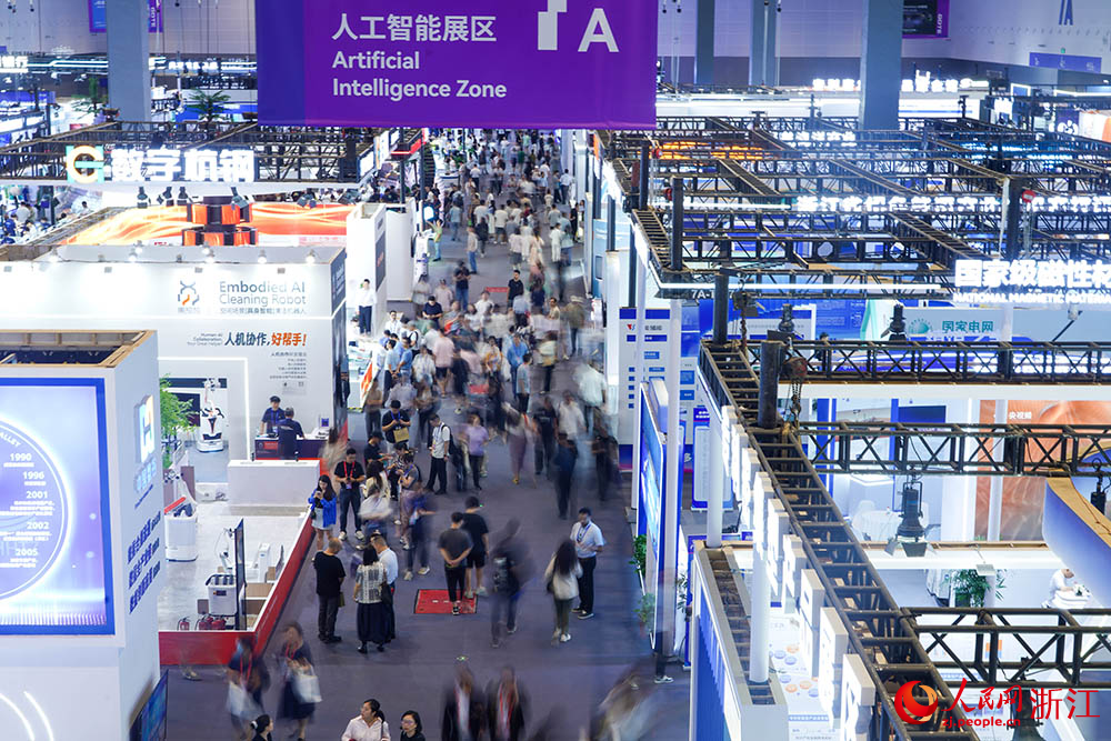 9月25日，參會者在杭州大會展中心觀看第四屆全球數字貿易博覽會展覽。人民網 章勇濤攝
