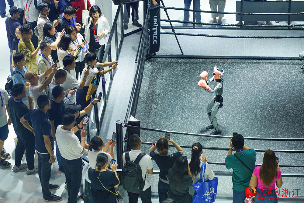 9月25日，宇樹科技的人形機器人正在進行拳擊展示。人民網 章勇濤攝