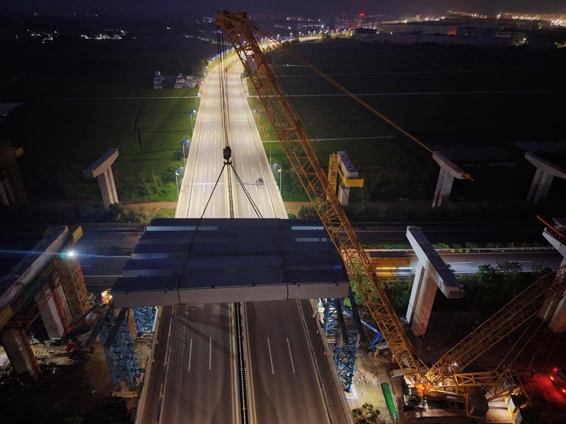甬臺溫改擴建寧波南段項目上跨金海路架梁施工現場。趙祥帥攝