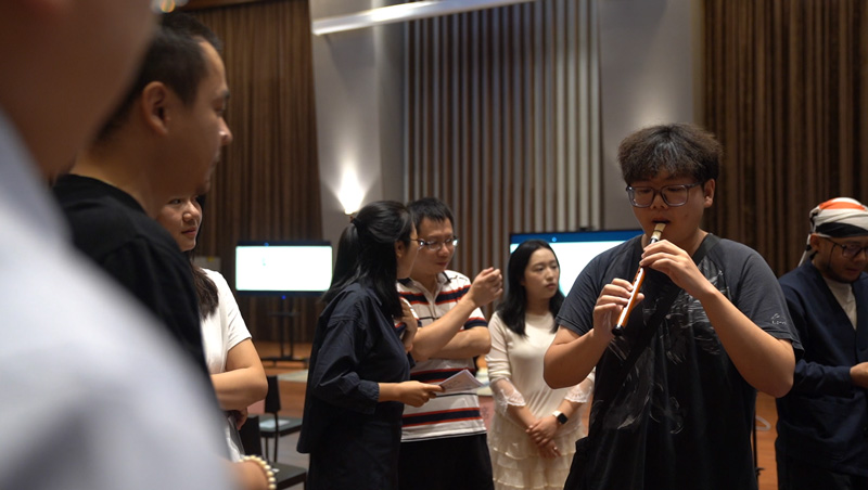 專家和樂迷們體驗復原的古樂器。湖州市委宣傳部供圖