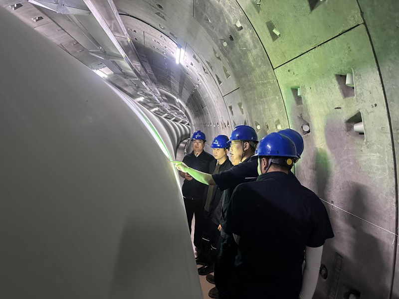 檢查設施設備。杭州市水務集團供圖