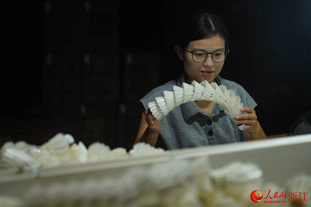 工人正趕制由麻鴨羽毛加工而成的羽毛球。人民網 章勇濤攝