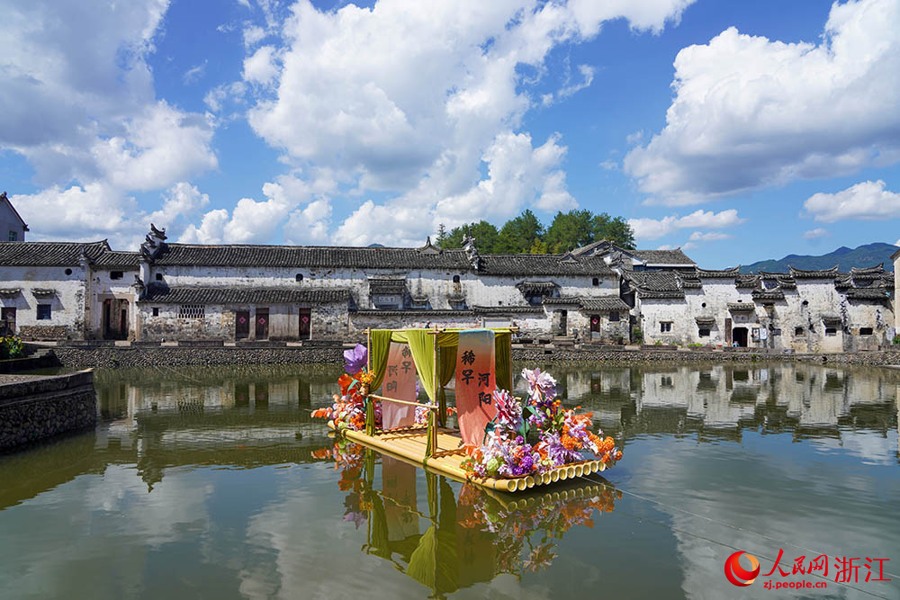 古意盎然的明清建筑群與碧水花船相映成趣。人民網 章勇濤攝