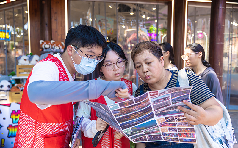 志愿者給游客提供服務。慈城鎮供圖