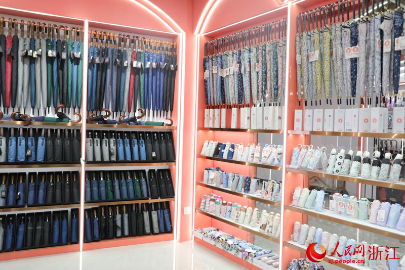 張吉英的新店內，精品傘具琳瑯滿目。人民網 方彭依夢攝