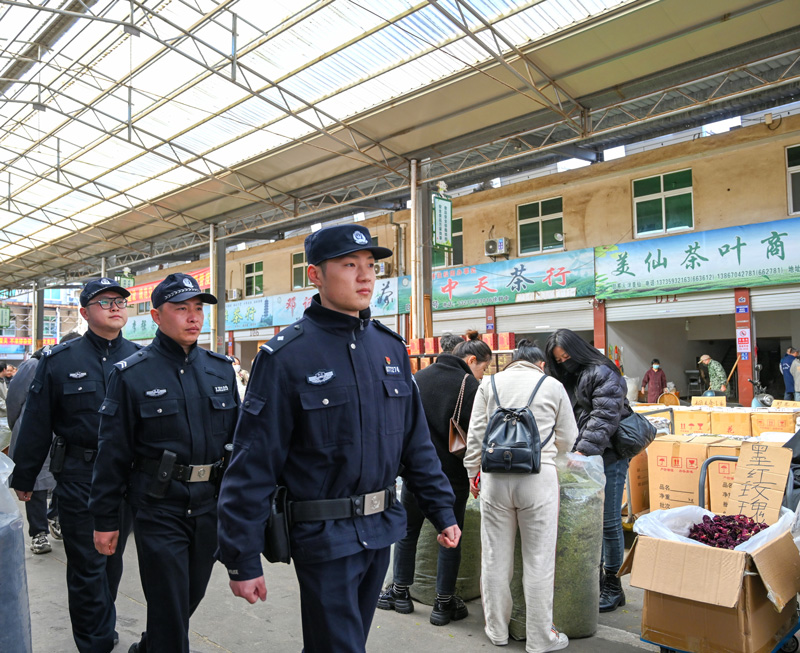 民警在茶葉市場巡邏。松陽公安供圖