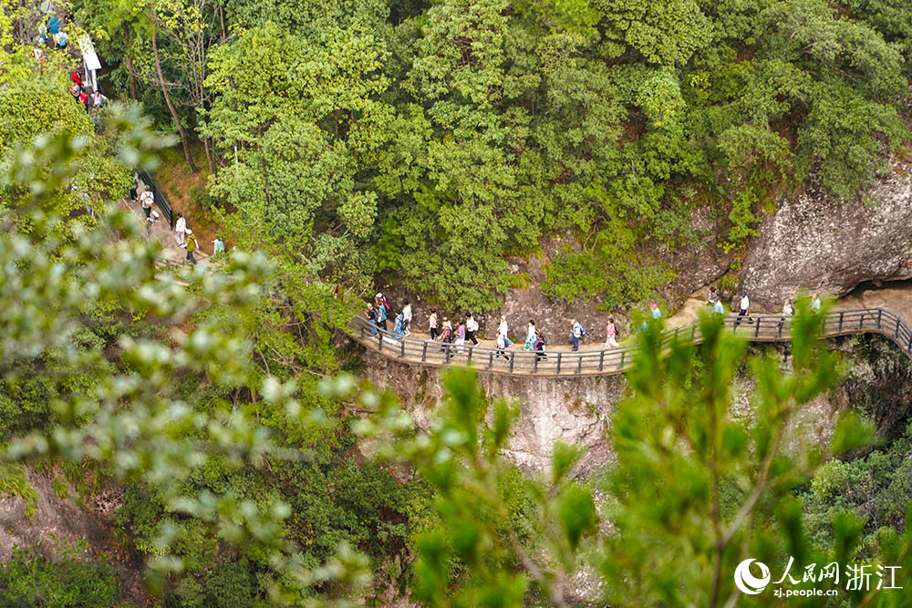 10月15日，在浙江省臺州市仙居縣神仙居景區，游客盡享山水之美。人民網 章勇濤攝