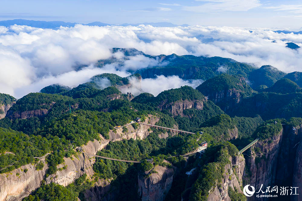 10月15日，浙江省臺州市仙居縣神仙居景區云霧繚繞。人民網 章勇濤攝