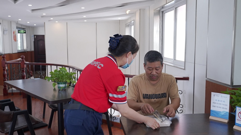 工作人員向司乘人員推薦平價快餐。中國石化浙江石油分公司供圖