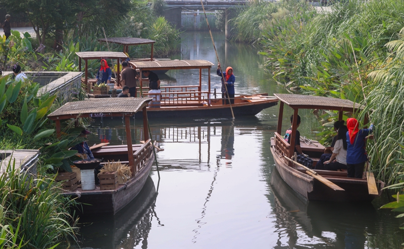 游客乘船在東羅村逛“水上集市”。史道智攝