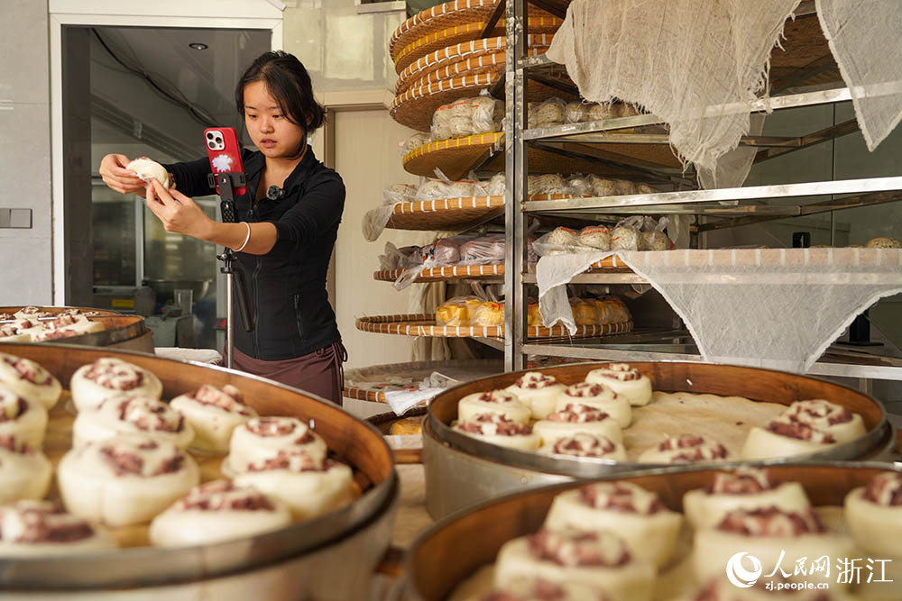 近日，浙江省臺州市黃巖區嶼頭鄉，工作人員在進行直播銷售饅頭。人民網 章勇濤攝
