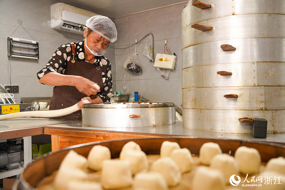 近日，浙江省臺州市黃巖區嶼頭鄉，工作人員在制作饅頭。人民網 章勇濤攝