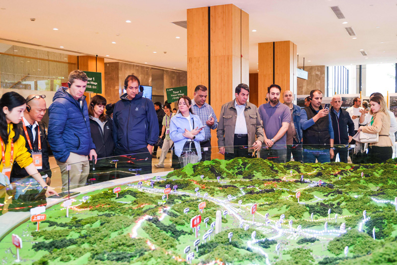 與會嘉賓了解安吉鄉村布局。安吉縣委宣傳部供圖