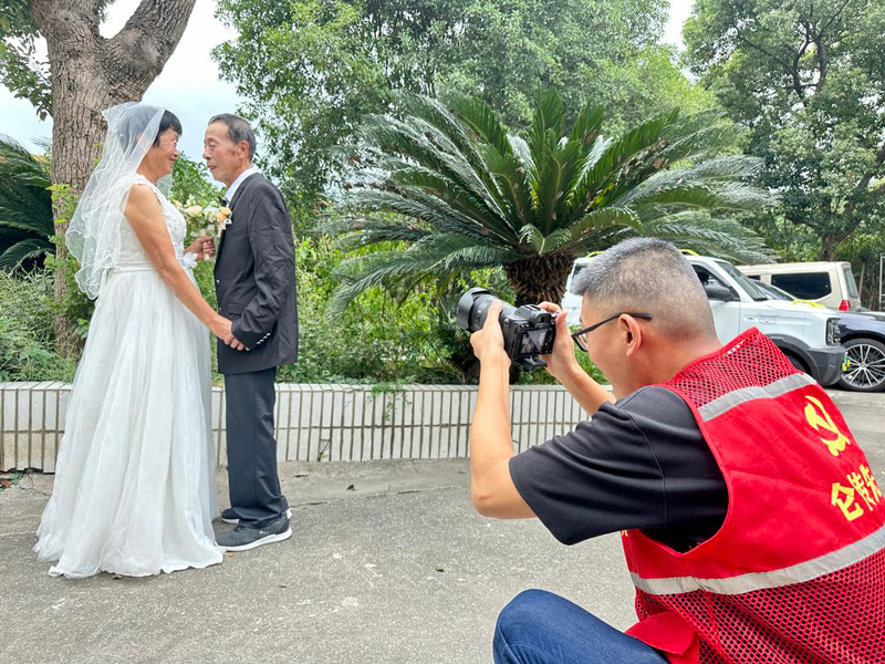 志愿者為金婚老人拍攝。劉唯攝