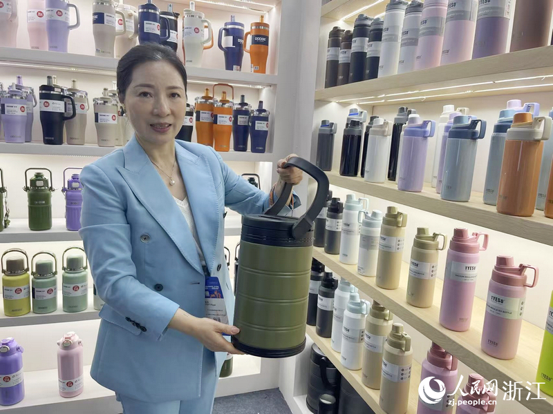 桂海琴展示新款保冷桶。人民網記者 王麗瑋攝