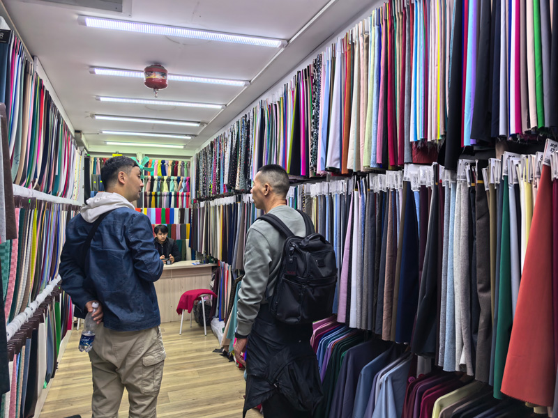 考察團走進當地面料市場。秀洲區委宣傳部供圖