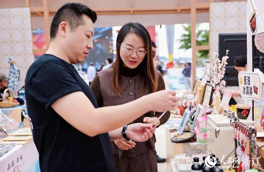 2025千島湖創意生活周期間，主題文創展覽在千島湖秀水廣場持續開放。人民網記者 張帆攝