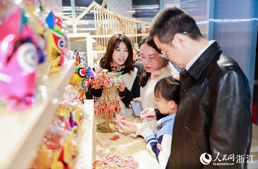 2025千島湖創意生活周期間，主題文創展覽在千島湖秀水廣場持續開放。人民網記者 張帆攝