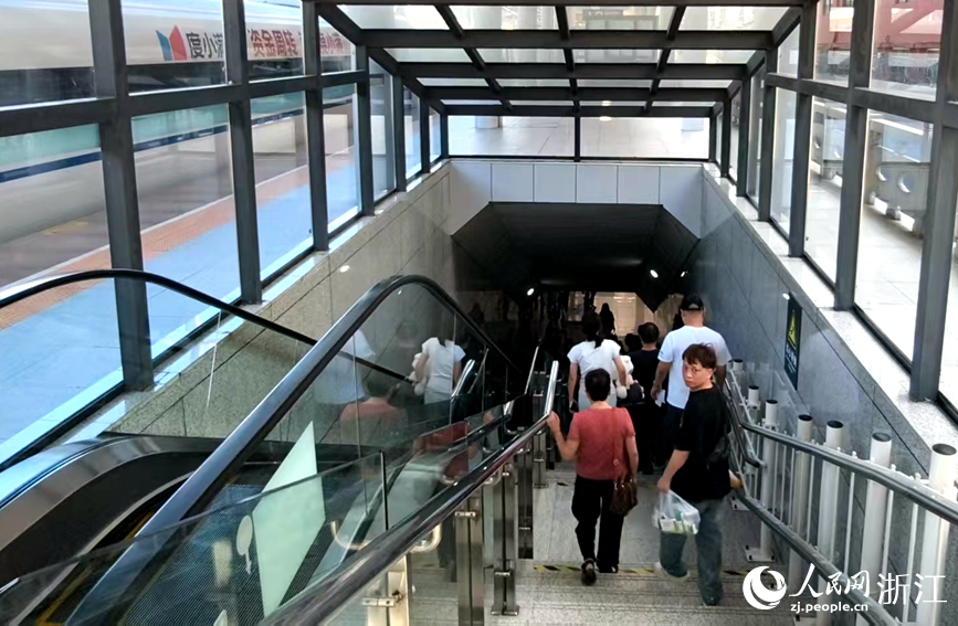 通道狹窄為加裝下行電梯增加了難度。人民網記者 張麗瑋攝