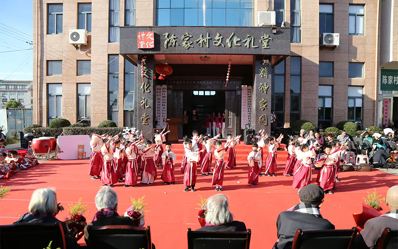 孩子們為老人獻上表演節目。主辦方供圖