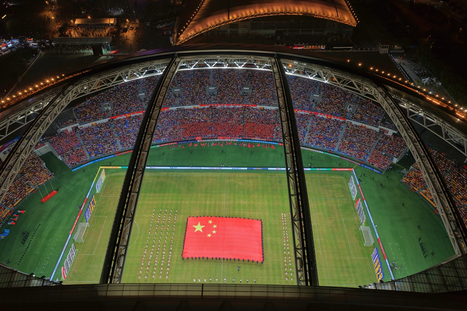 10月7日，“蘇超”淘汰賽1/4決賽南通隊主場對陣淮安隊，南通體育會展中心頂蓋打開。許叢軍攝