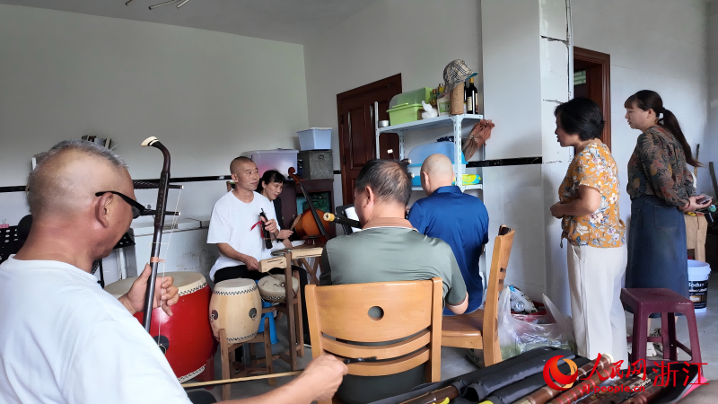 周末，街坊鄰里在王德花家中排練。程欣攝