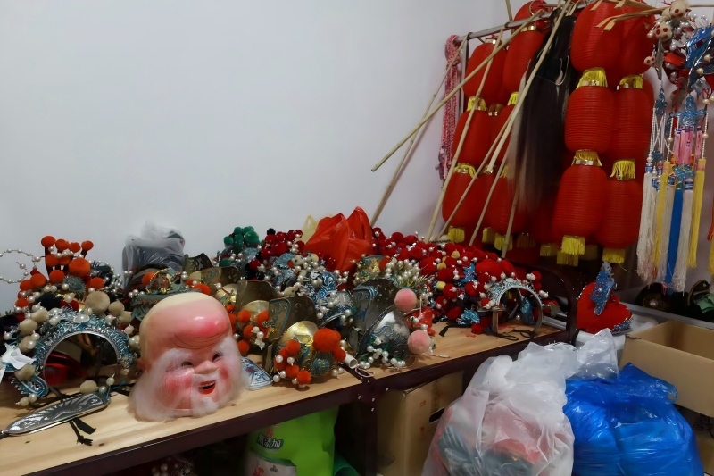 王德花購置的道具堆滿了一個房間。朱柳威攝