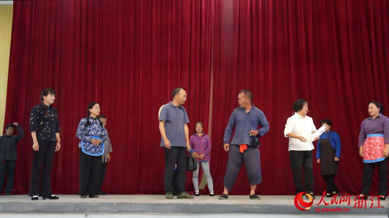 村民在排練以“大洋水庫精神”為主題的婺劇《縉云好兒女》。劉欣蔚攝