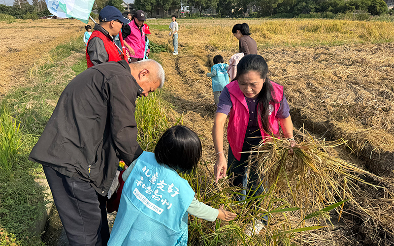 退休干部與婦聯工作人員帶領孩子體驗農耕。路南街道供圖