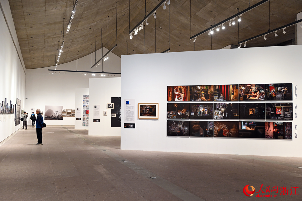 展覽匯聚了38位浙江攝影家的精品力作，創作時間橫跨大半個世紀。人民網記者 葉賓得攝