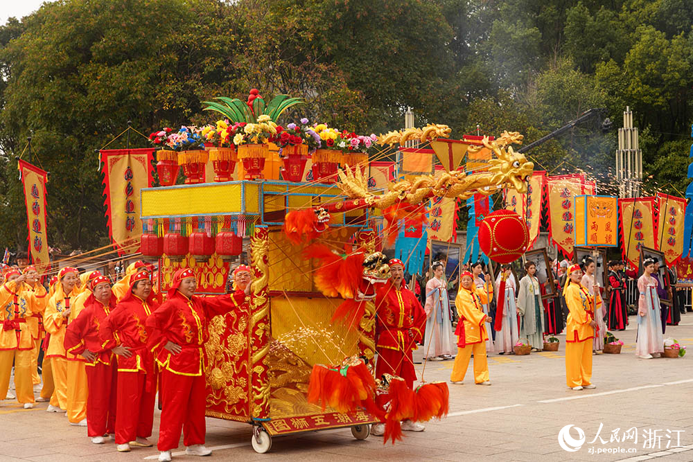 11月8日，麗水攝影節開幕式現場，豐富多樣的非遺展演活動正在進行。人民網 章勇濤攝