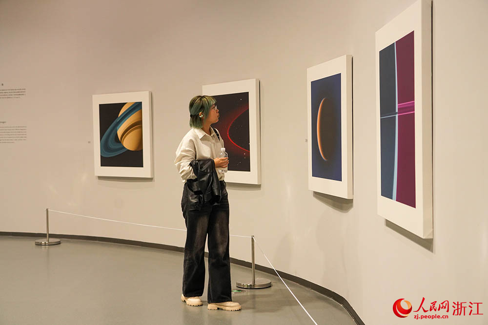 觀眾在浙江麗水攝影文化中心觀看德國藝術家托馬斯·魯夫的個人作品展。人民網 章勇濤攝