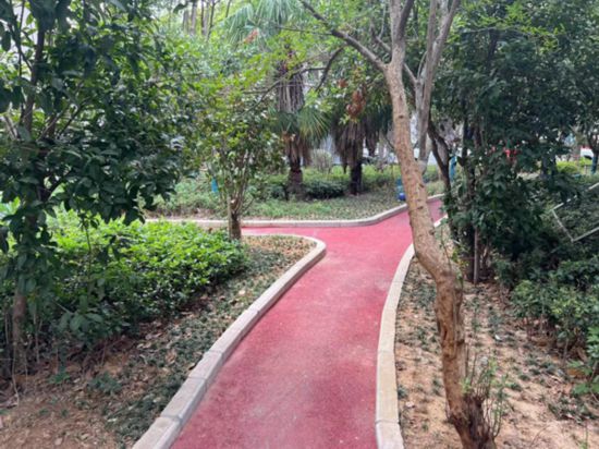 整治后的崗虹苑小區。秦宣攝