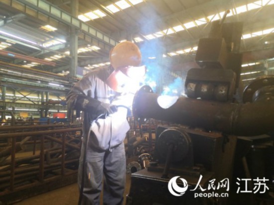 電焊工聞炳紅在焊接管道。 人民網 張玉峰攝