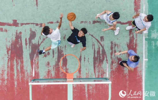 肥西全民健身中心，市民在籃球場打球。人民網 張俊攝