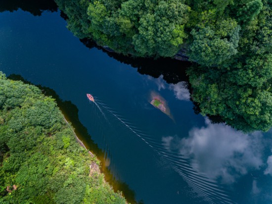 一江碧水出新安。黃山市委宣傳部供