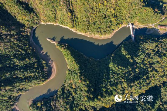 俯瞰丁家山水庫。人民網記者 苗子健攝