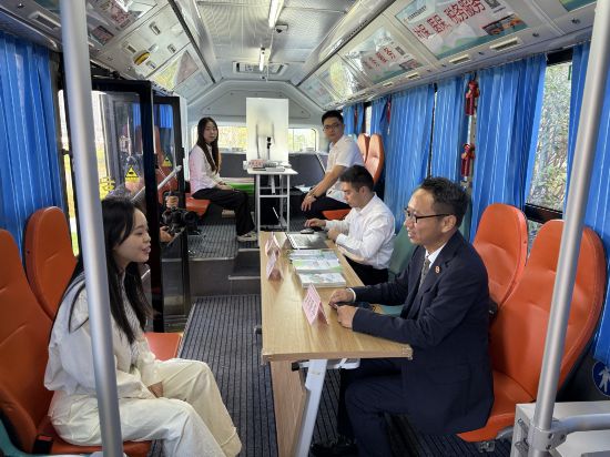 市民可以在“流動政務客廳”上辦理醫保、社保、法律服務、政務服務代辦幫辦等事項。