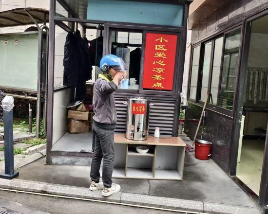 永泰嘉園小區新劃定的愛心騎手車位。馬晨軒攝