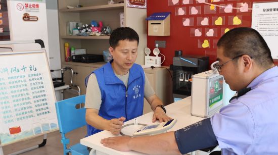 陳岙村衛生室的醫生正在專注地為村民測量血壓。瑞安市委宣傳部供圖